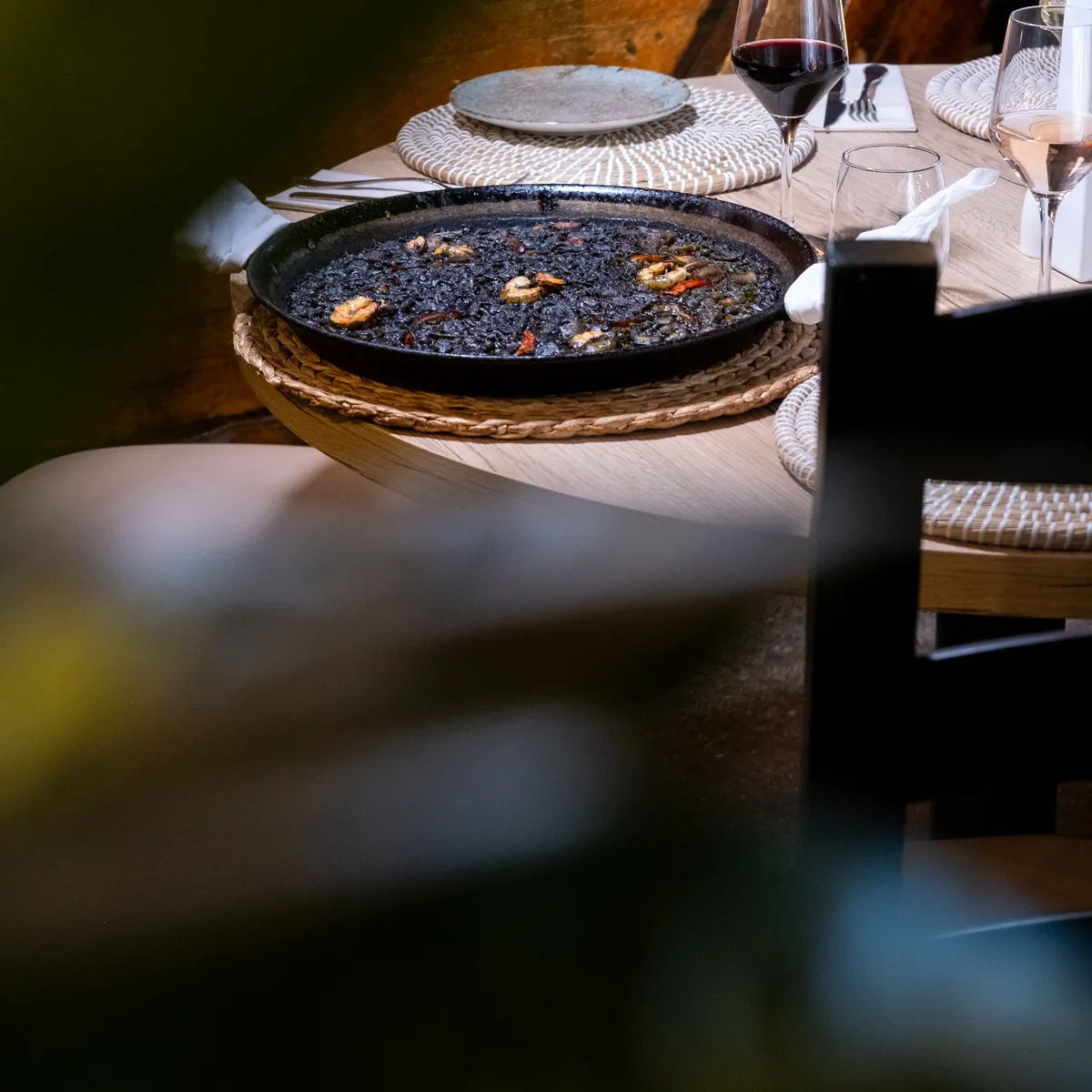 Arroz negro servido en una mesa del celler de Can Josep