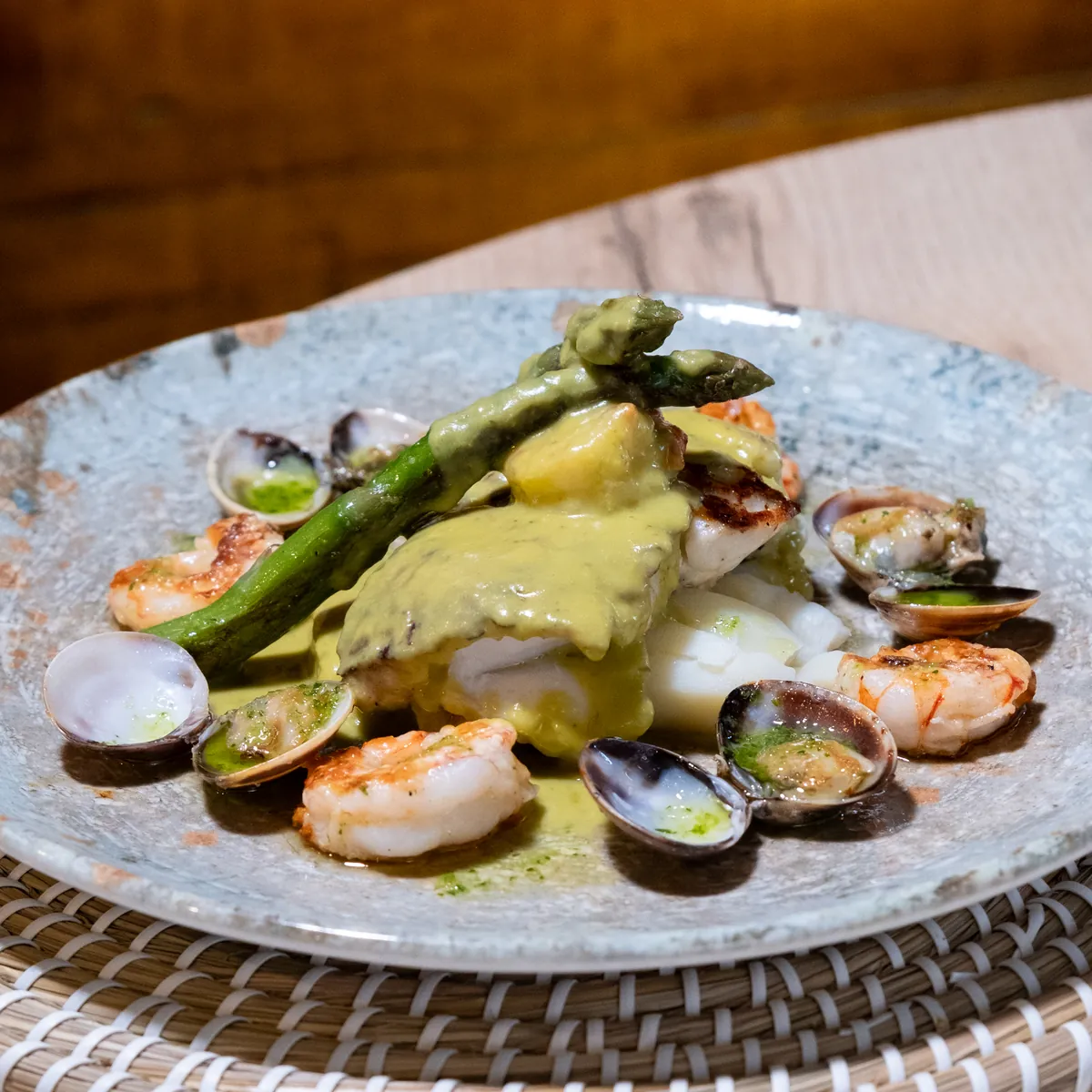 Pescado con gambas, almejas y espárragos verdes en Can Josep
