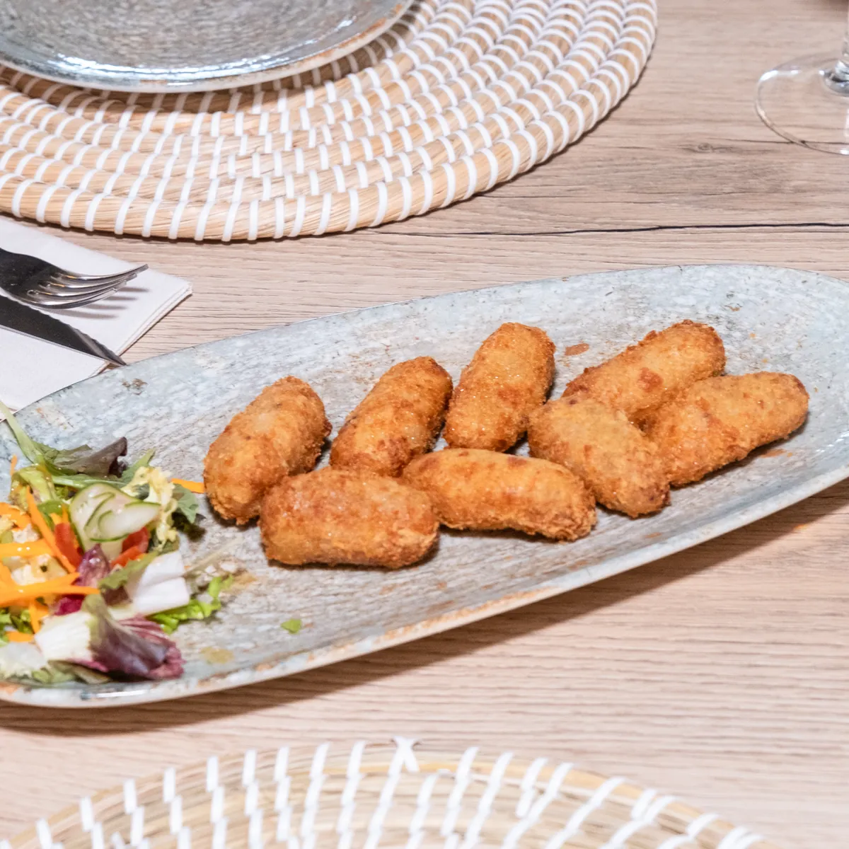 Croquetas caseras con ensalada en Can Josep