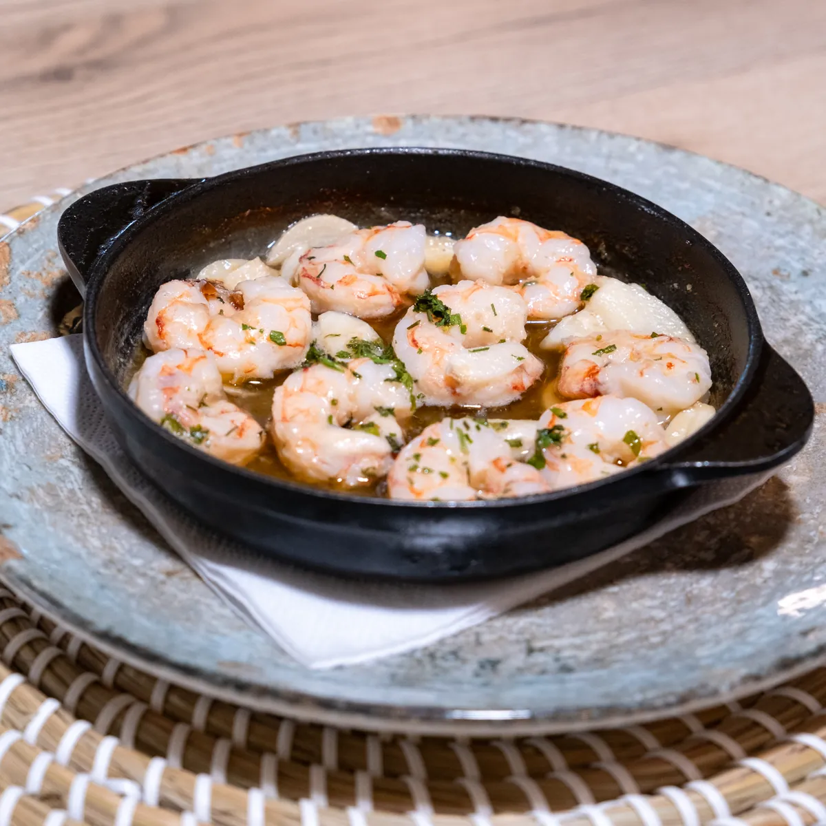 Gambas al ajillo en cazuela de hierro en Can Josep