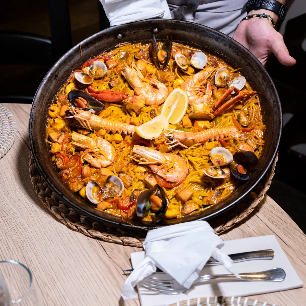 Paella de marisco servida en la mesa en Can Josep