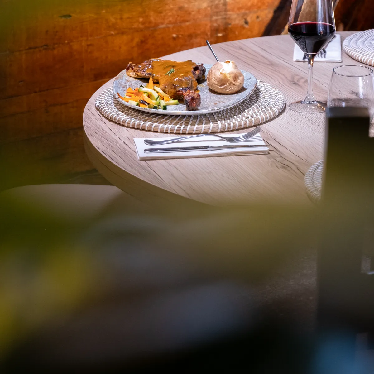 Plato de carne servido en una mesa del celler de Can Josep