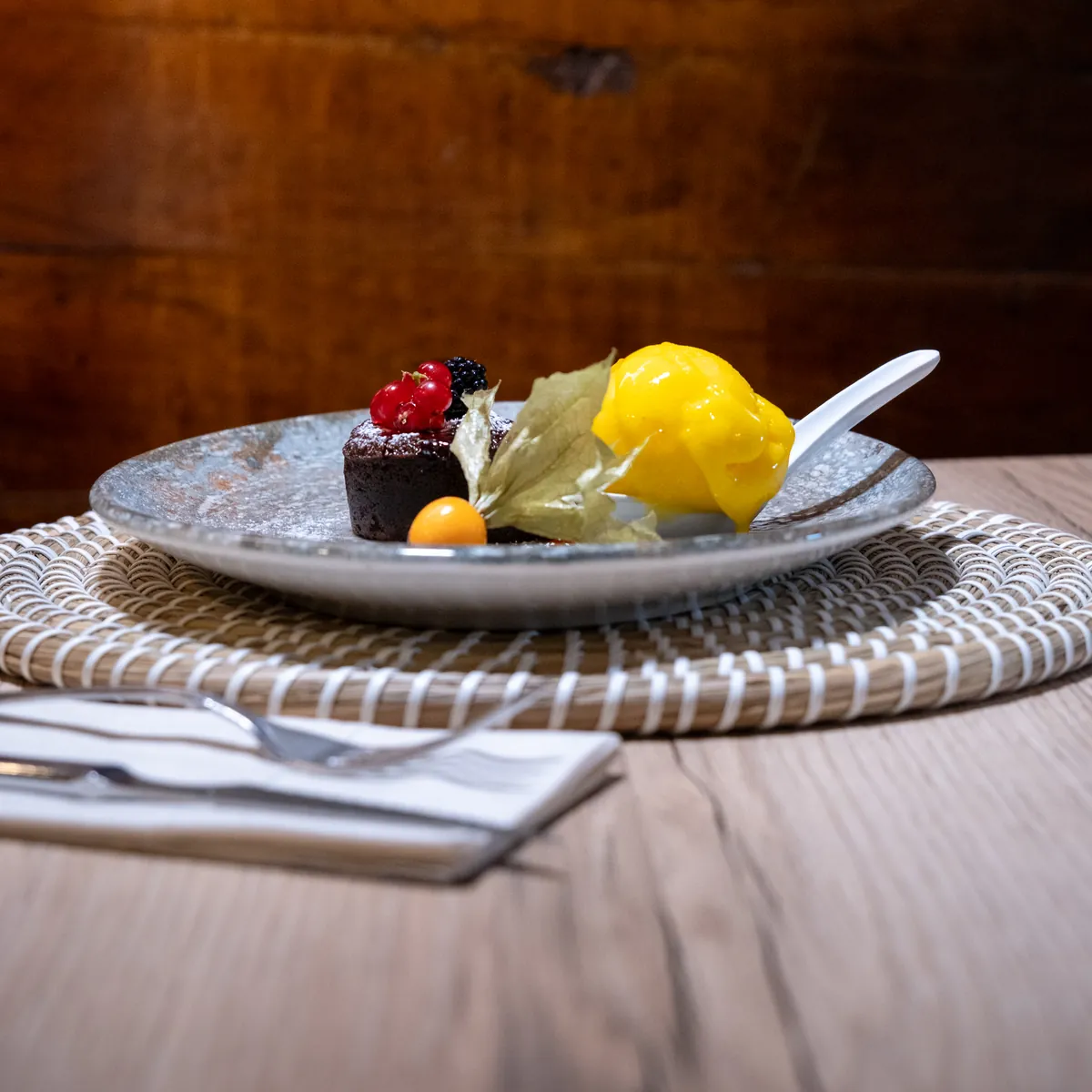 Postre de chocolate con frutos rojos y sorbete de limón en Can Josep