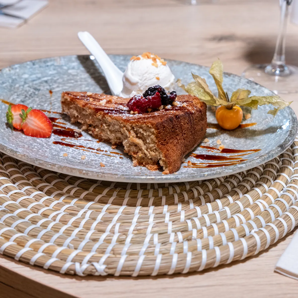 Tarta casera con helado y frutos rojos en Can Josep