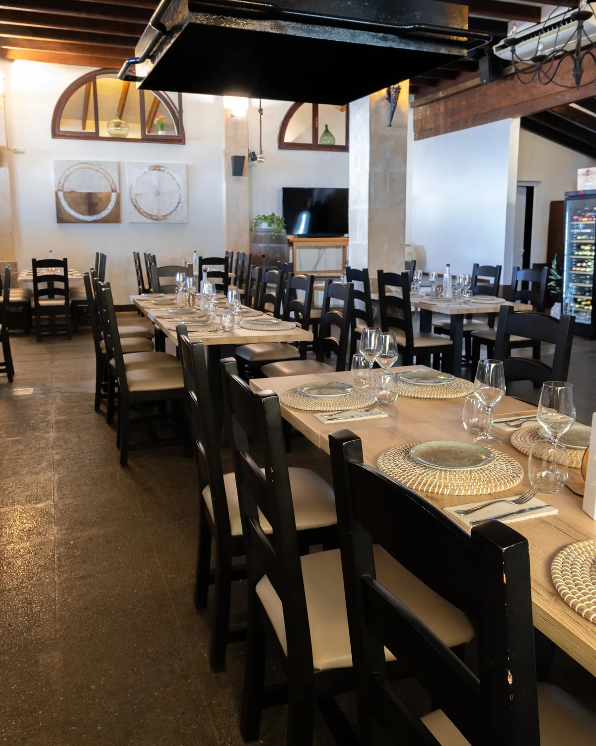 Salón celler para grupos Salón celler de Can Josep con mesas largas para grupos y celebraciones
