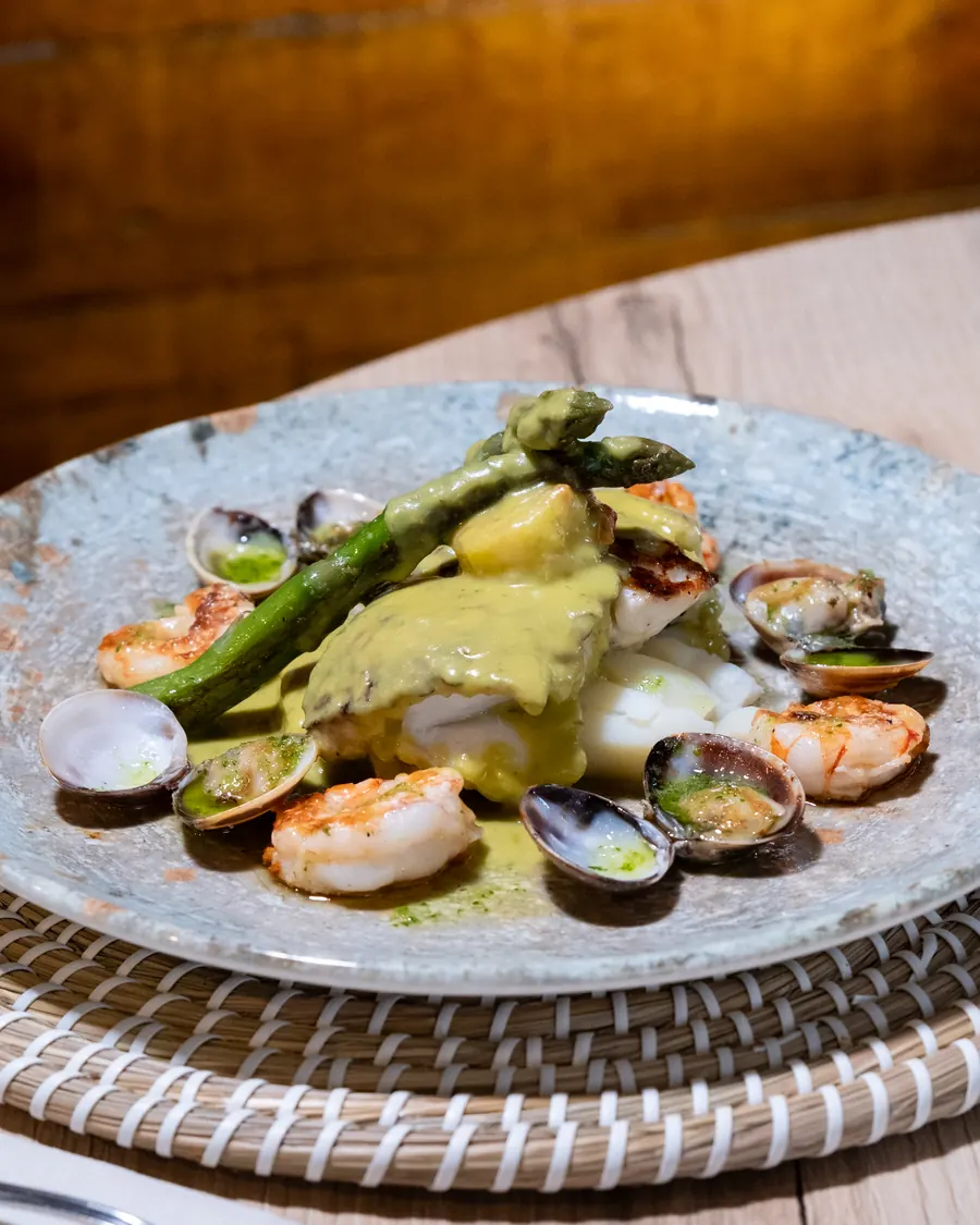 Pescado con gambas, almejas y espárragos de Can Josep para llevar