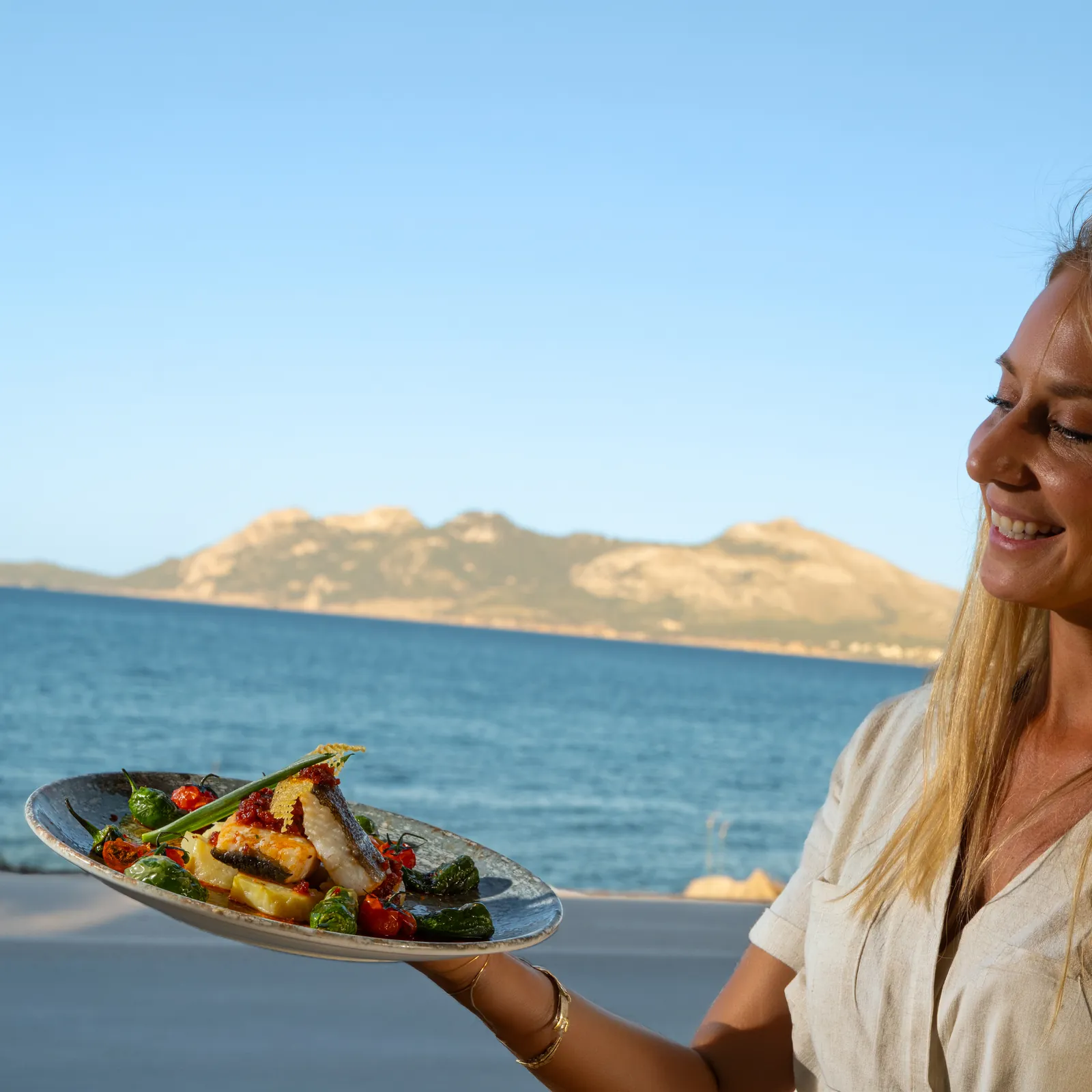 Pescado en la terraza frente a la bahía de Pollensa Plato de pescado servido en la terraza de Can Josep frente a la bahía de Pollensa